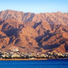 Orașul Aqaba văzut de la mare cu Moscheea în fundal