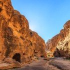 Mica Petra, Iordania, vedere a clădirilor sculptate în stâncă din aenaria.