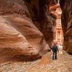 Trecerea prin Siq pentru a ajunge la minunea Tezaurului din Petra