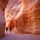 Siq-ul, canionul îngust cu fante care servește drept trecere de intrare către orașul ascuns Petra, Iordania