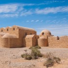Castelul Qasr Amra din deșertul din Iordania, construit în secolul al VIII-lea de către califul omeyyad Walid al II-lea.