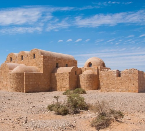 Castelul Qasr Amra din deșertul din Iordania, construit în secolul al VIII-lea de către califul omeyyad Walid al II-lea.