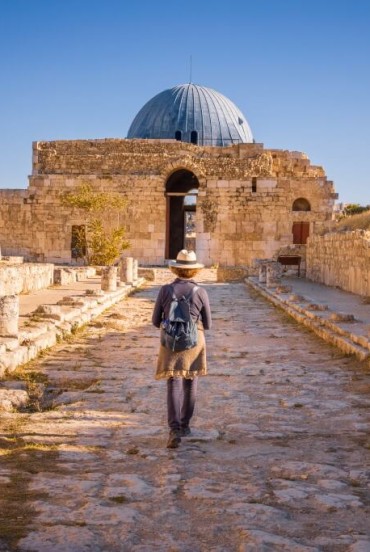 Alee și coloană a Palatului Umayyad în Cetatea Romană din Amman