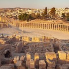 Vederea Forumului Oval din vechea cetate romană Jerash din Iordania