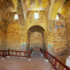 Interiorul anticului castel din deșertul umayyad Qasr Amra cu fresce romane și decorațiuni la tavan în Zarqa, Iordania