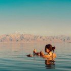Moment de relaxare cu baie în apele Mării Moarte din Iordania