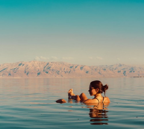 Vedere a coastei Iordaniei a Mării Moarte, cel mai sărat lac și cel mai scăzut loc de pe Pământ