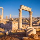Vechile ruine ale Cetății din Amman cu Templul lui Hercule și Mâna