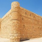 Exteriorul Castelului Qsar Kharanah în deșertul din Amman, Iordania