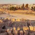 Vederea Forumului Oval din vechea cetate romană Jerash din Iordania