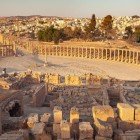 Vederea Forumului Oval din vechea cetate romană Jerash din Iordania