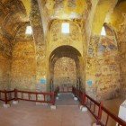 Interiorul anticului castel din deșertul umayyad Qasr Amra cu fresce romane și decorațiuni la tavan în Zarqa, Iordania