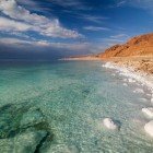 Vedere a malului Mării Moarte în Iordania.