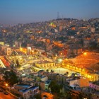 Vedere nocturnă a Ammanului, capitala Iordaniei