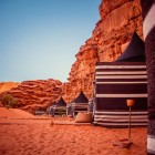 Cazare peste noapte în corturi beduine în Wadi Rum, o experiență unică printre stele, tradiții străvechi și liniștea deșertului roșu.
