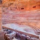 Vederea vechiului amfiteatru roman din orașul Petra, Iordania