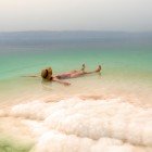 Baie relaxantă în apele Mării Moarte din Iordania