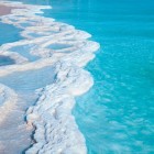 Condensarea sării în Marea Moartă creează cristale albe spectaculoase care îmbogățesc peisajul și atestă unicitatea acestui lac.