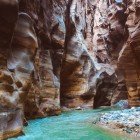 Canionul fluvial al Wadi Mujib se află la 76 km de Hotelul Marea Moartă, în regiunea Mării Moarte din Iordania