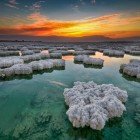 Răsăritul spectaculos de soare peste cristalele de sare ale Mării Moarte de-a lungul țărmurilor din Iordania
