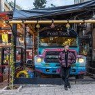 Un restaurant la modă pe vibrantul, coloratul și sinuosul Rainbow Street din centrul orașului, în cartierul Jabal