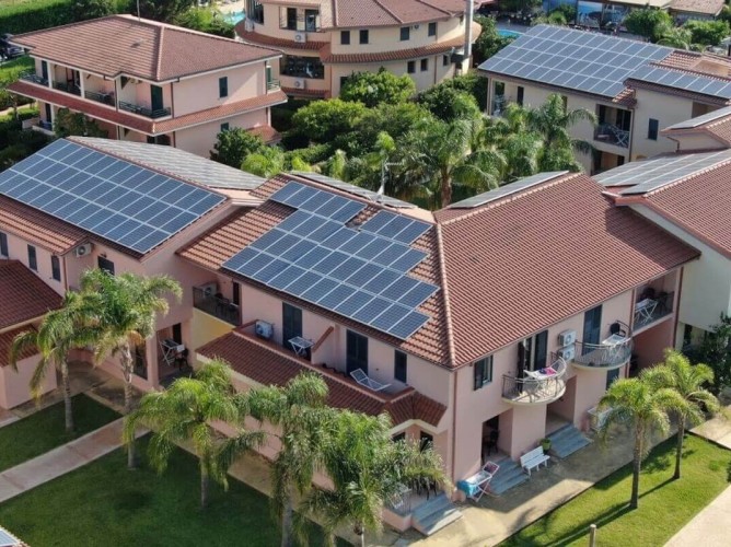 Club Esse Aquilia Beach Village - Vedere exterioară cu alei și grădini.