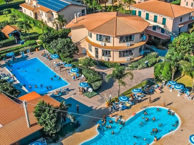 Club Esse Aquilia Beach Village - Vedere aeriană a celor două piscine ale facilității.