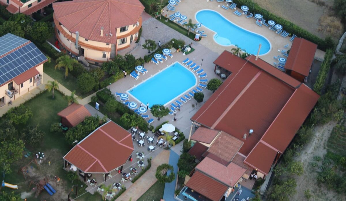 Club Esse Aquilia Beach Village - Vedere din dronă a celor două piscine ale facilității, una dintre acestea fiind pentru copii