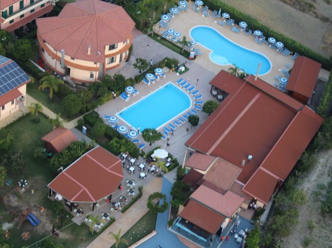 Club Esse Aquilia Beach Village - Vedere din dronă a celor două piscine ale facilității, una dintre acestea fiind pentru copii