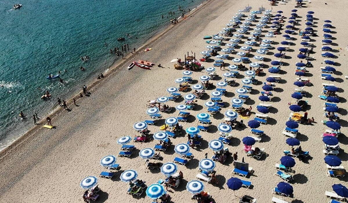 Club Esse Aquilia Beach Village - Plaja situată la doar 200 de metri distanță de Villaggio Aquilia, văzută de pe dronă.