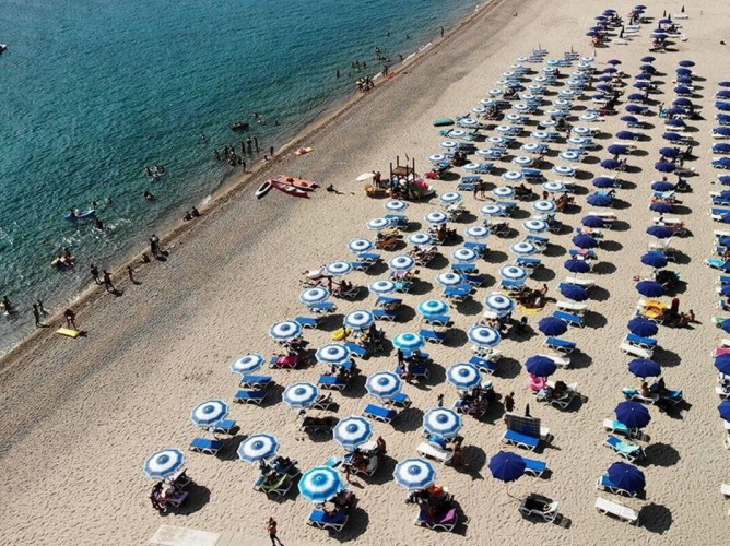 Club Esse Aquilia Beach Village - Plaja situată la doar 200 de metri distanță de Villaggio Aquilia, văzută de pe dronă.