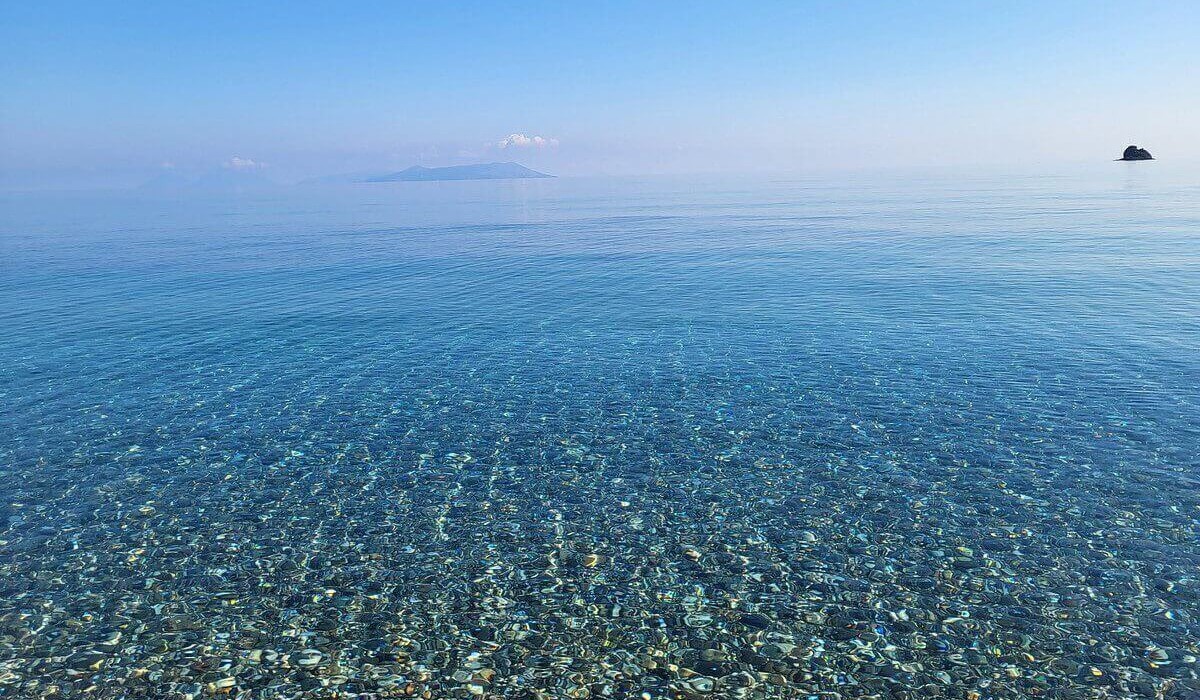 Hotel Club La Playa - Apă limpede care se pierde în albastru intens, nisip deschis la culoare și parfumul mării siciliene care umple aerul.