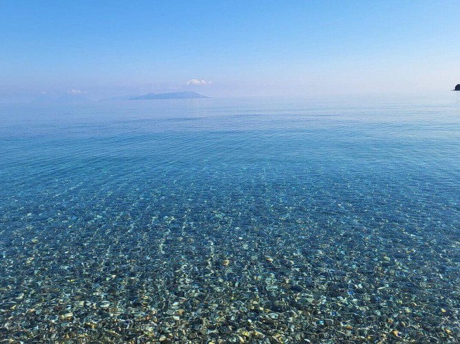 Hotel Club La Playa - Apă limpede care se pierde în albastru intens, nisip deschis la culoare și parfumul mării siciliene care umple aerul.
