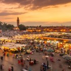 Piața Jamaa el Fna, inima vibrantă a Marrakech-ului, trăiește prin spectacole, piețe de condimente, muzicieni și arome de bucătărie tradițională.