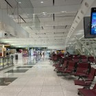 Aeroportul Mohammed V din Casablanca, numit după regele care a adus independența țării, este un nod central cu zboruri către Africa, Europa și Orientul Mijlociu.