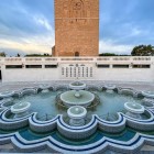 Fântânile de sub Turnul Hassan decorează esplanada cu jocuri de apă și motive geometrice marocane, creând o atmosferă de liniște între istorie și spiritualitate.