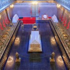 În Mausoleul lui Mohammed V din Rabat odihnesc Regele Mohammed V, Hassan II și Moulay Abdallah, înconjurați de mozaicuri zellige, lemn aurit și sarcofage din onix.
