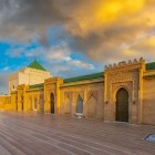 Mausoleul lui Mohammed V din Rabat, un adevărat capodoperă arabo-andaluză din marmură albă, adăpostește mormintele regale și simbolizează independența marocană.