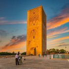 Turnul Hassan, un minaret neterminat din secolul al XII-lea, domină orașul Rabat cu cei 44 de metri ai săi, simbol al dinastiei almohade și capodoperă a artei islamice.