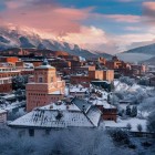 Orașul Ifrane în lanțul muntos al Marelui Atlas din Maroc