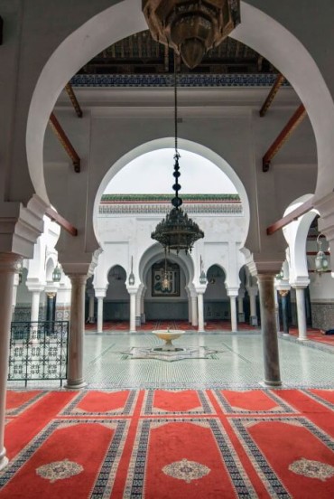 Vedere interioară a Mausoleului lui Moulay Idriss II în Fes, Maroc