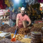 Vânzător de fructe uscate în orașul Beni Mellal din Maroc