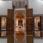 Intrarea la Muzeul Dar Si Said din Marrakech întâmpină vizitatorii cu o fațadă tradițional marocană, portaluri sculptate și decorațiuni în stuc și lemn.
