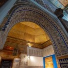 Intrarea la Muzeul Dar Si Said din Marrakech prezintă un arc decorat cu stucaturi sculptate și motive geometrice tradiționale, înconjurat de o fațadă în stil marocan.