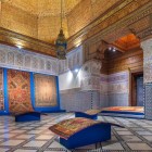 Interioarele Muzeului Dar Si Said din Marrakech expun covoare berbere, ceramică, arme și obiecte de artizanat, printre săli decorate cu stucaturi, lemn sculptat și mozaicuri colorate.