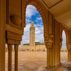Moscheea Hassan II din Casablanca, una dintre cele mai mari din lume, se deschide spre Oceanul Atlantic cu un minaret înalt de 210 metri.