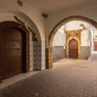Străduțe tipice în cartierul istoric Habous din Casablanca, Maroc