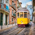 Tramvaie de epocă tipice portugheze în vechiul cartier Alfama din Lisabona