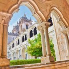 Vedere a Mănăstirii din Alcobaça din unul dintre arcurile gotice spectaculoase din interiorul său