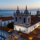 Vedere a Catedralei Nossa Senhora da Nazaré (Maica Domnului din Nazaré) situată în cartierul Sítio din municipiul Nazaré din Portugalia